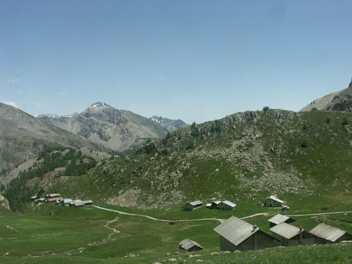 Les chalets de Clapeyto en été, au loin le pic de rochebrune (3200 m)
